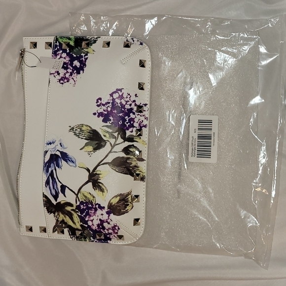 WHITE House Black Market Hydrangea GWP Pouch - Picture 7 of 11